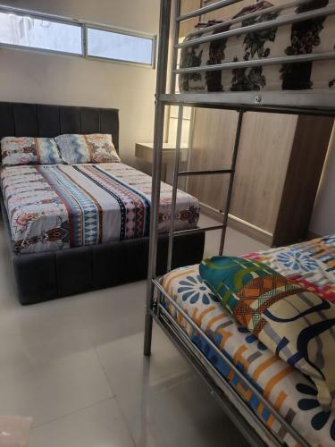 a bedroom with two bunk beds in a room at Moderna suite en centro de Guayaquil in Guayaquil