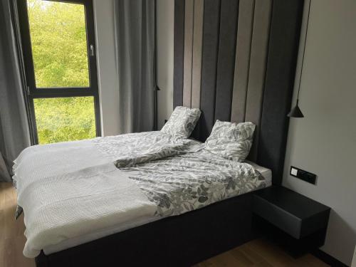 Ένα ή περισσότερα κρεβάτια σε δωμάτιο στο Apartamenty Arkady