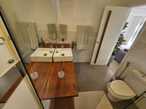 a bathroom with a sink and a toilet at Cobertura Elegância da Serra in Petrópolis