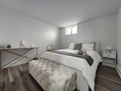 En eller flere senge i et værelse på Entire 2BR Apt in Midtown Toronto, walk to Subway & Shops