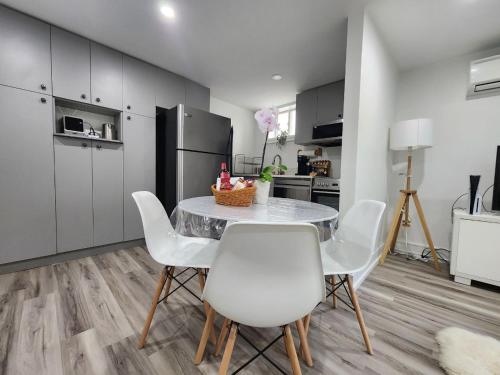 Køkken eller tekøkken på Entire 2BR Apt in Midtown Toronto, walk to Subway & Shops