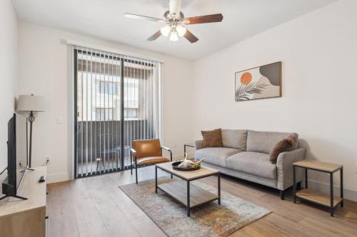 Shamrock Mobile Home ParkにあるCozySuites Glendale - Westgate with pool 17のソファとテーブルのあるリビングルーム