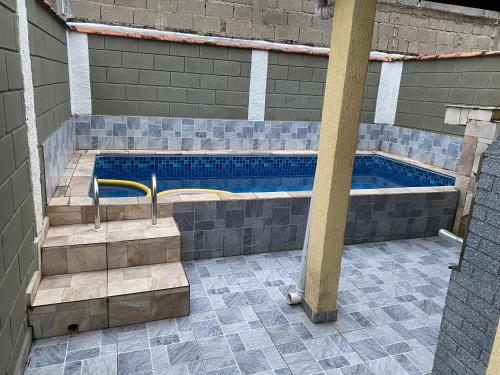 - une piscine dans un bâtiment doté de carrelage dans l'établissement AmaralHouse, à Itanhaém