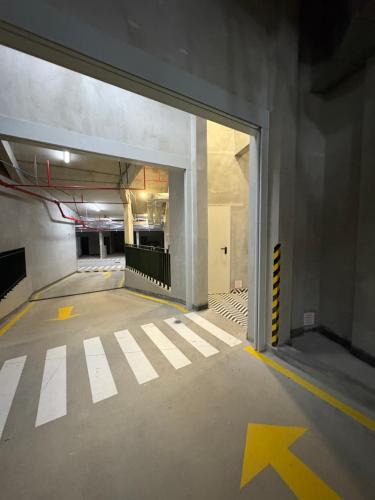 an empty parking lot with arrows on the floor of a building at Departamento 1BD con AC y terraza en el centro de Barranco in Lima