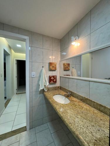 Ένα μπάνιο στο Aconchegante apartamento a 100 mt da Praia da Bacutia