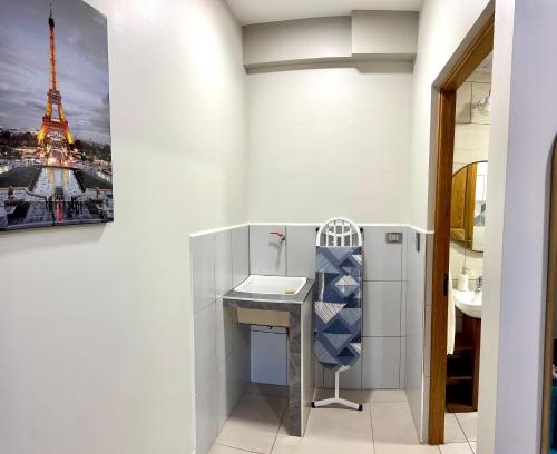 a bathroom with a sink and a picture of the eiffel tower at Alojamiento Bilbao in Quillacollo
