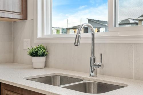 w kuchni z umywalką i oknem w obiekcie Quiet 3BR And 2 Bath Home In Calgary Near Airport w mieście Calgary