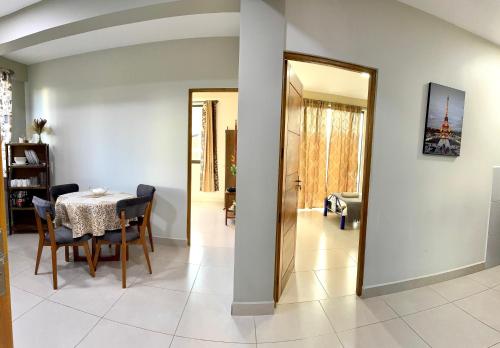 a dining room with a table and chairs at Alojamiento Bilbao in Quillacollo