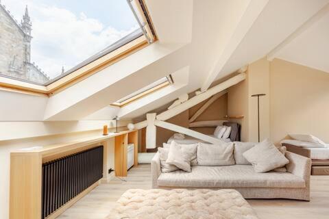 ein Wohnzimmer mit einer Couch und einem Fenster in der Unterkunft Nido con Vista Duomo di Como in Como