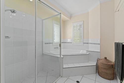 Bilik mandi di Relaxation & Space in a Canal Home