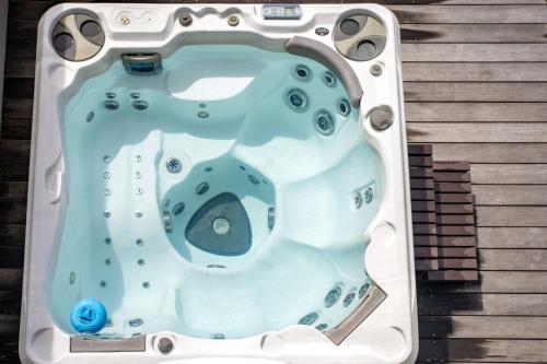 un jacuzzi sentado sobre una mesa en Villa Summer Forever, en Le Gosier