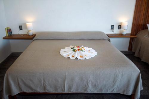 Una cama o camas en una habitación de Golondrina Beachfront Room with Pool, Troncones