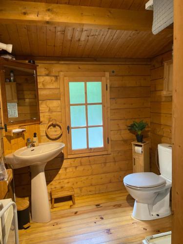 Un baño de Refuge Nature - Chalet avec Terrasse vue forêt