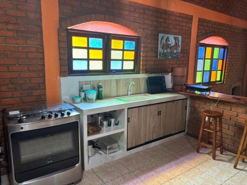 Casa aconchegante à 5 minutos da Vilaにあるキッチンまたは簡易キッチン