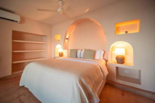 Letto o letti in una camera di Stunning 6BR Beachfront Villa in Rosario