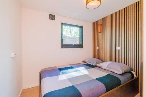a bedroom with a bed in a room at 4pers Welness vakantiehuis in natuurrijke omgeving in Reutum