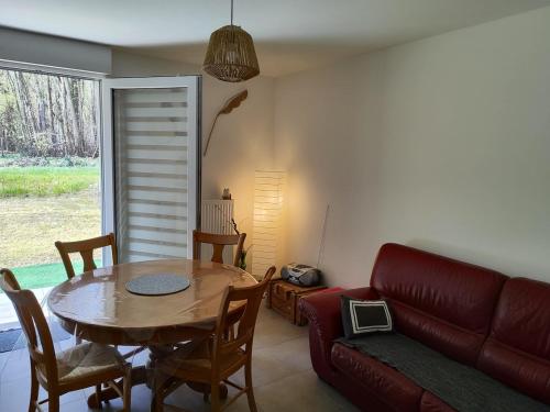 un salon avec une table et un canapé dans l'établissement Maison St Valéry, à Saint-Valery-sur-Somme