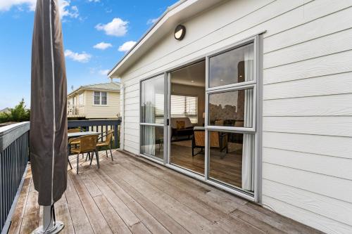 Balkón nebo terasa v ubytování Maraetai Beach house