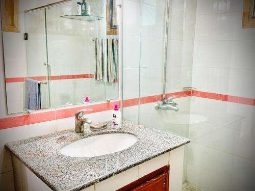 Un baño con lavabo y ducha de cristal. en 3 Bed Luxury House with Valley Views & Privacy, en Murree