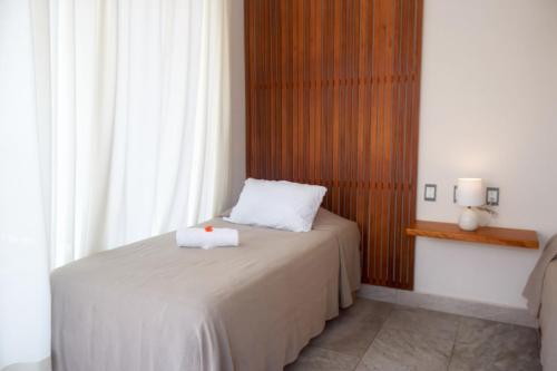 Una cama o camas en una habitación de Gaviota Beachfront Room with Pool, Troncones