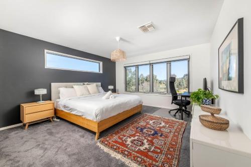 Postel nebo postele na pokoji v ubytování Cullen Stay Calm Connected Convenient