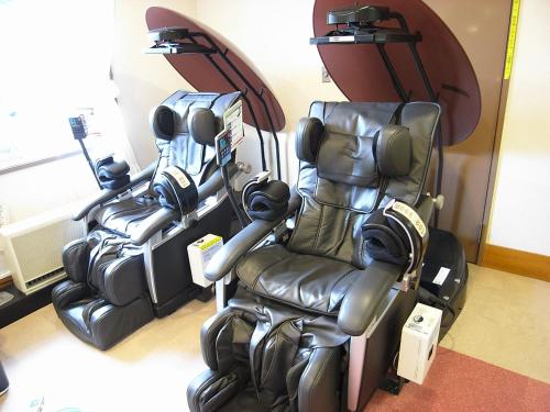 a room with a recliningining chair at Hakuba Highland Hotel in Hakuba