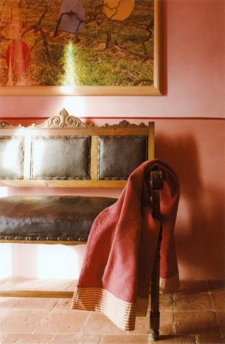a blanket sitting on a bench in a room at L'Atelier di Pierflavio Gallina in La Morra