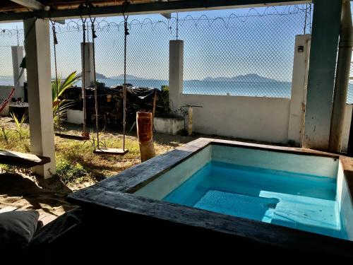 a swimming pool with a view of the ocean at Apartamento de lujo arriba de la playa con acceso directo al mar in Veracruz