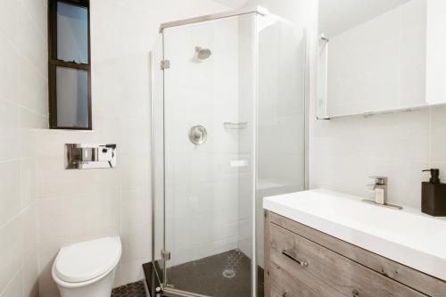 Ένα μπάνιο στο Spacious 3BR Upper West Side Apt - Steps from Central Park
