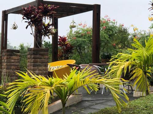 Ein Garten an der Unterkunft Ariticum Chalés