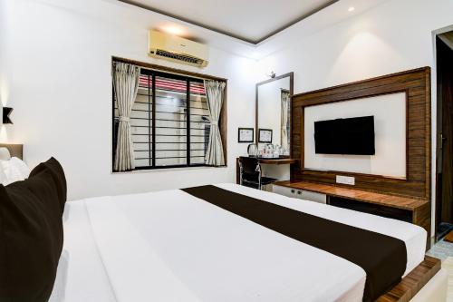 Una televisión o centro de entretenimiento en Hotel O R JOHNSON