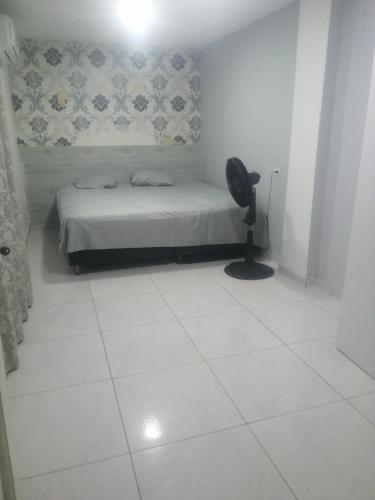 a bedroom with a bed and a chair in it at Rey SALOMÓN SALJA in Barranquilla