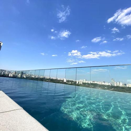 una piscina con vista sulla città di Edifício White 2880 | Rebouças/Faria Lima a San Paolo
