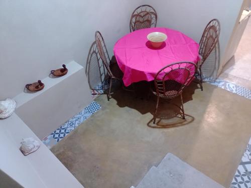 a table with a pink table cloth on top of it at Casa na Chapad Diamantina Andaraí - Igatu in Andaraí