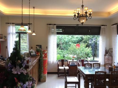 埔里闕麒景觀民宿Chill Villa B&B的一间有桌椅和大窗户的餐厅