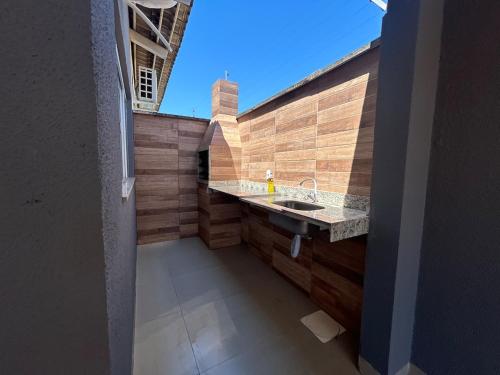 Balkoni atau teres di Casa 04 - Casa com 2 quartos, sendo uma suíte localizada próximo a rodoviária e o aeroporto