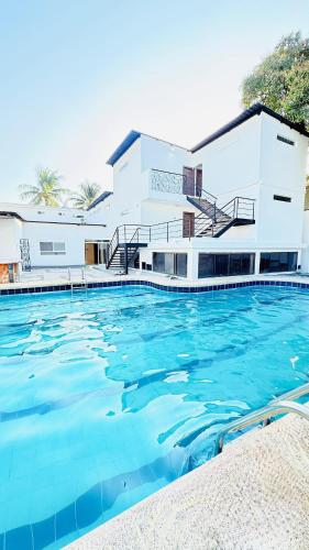 a large swimming pool in front of a house at Quinta Piedad Suites in Guayaquil