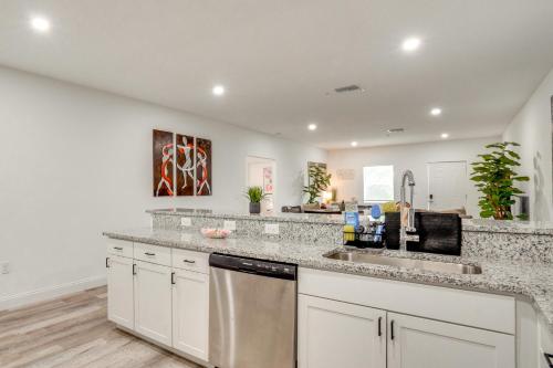 Kuchyň nebo kuchyňský kout v ubytování 13 Mi to Beaches Pet-Friendly Condo in Palmetto!