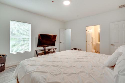 Postel nebo postele na pokoji v ubytování 13 Mi to Beaches Pet-Friendly Condo in Palmetto!