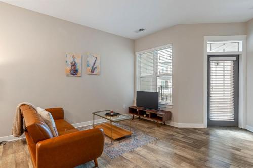 Телевизор и/или развлекательный центр в CozySuites - Penrose Mass Ave with pool & parking #7