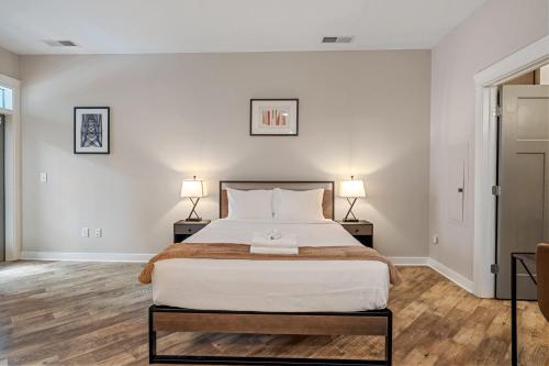 Кровать или кровати в номере CozySuites - Penrose Mass Ave with pool & parking #7