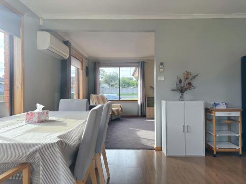 Χώρος καθιστικού στο Sorell Sunlight Escape - 10 minutes from Airport