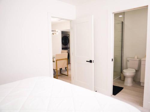 una camera da letto bianca con bagno e servizi igienici di Casa Hard Rock Stadium a Miami Gardens