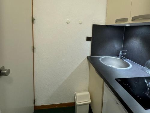 Studio chaleureux 2 pers, skis aux pieds, balcon, vue pistes