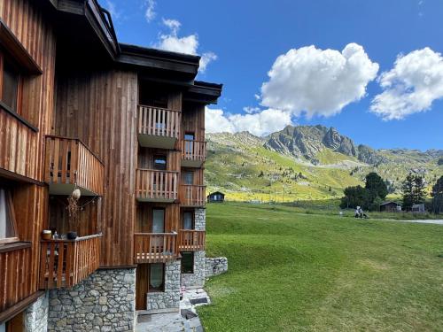 Studio chaleureux 2 pers, skis aux pieds, balcon, vue pistes