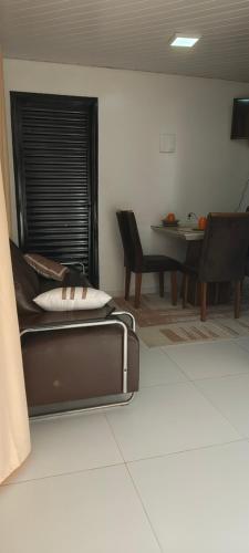a living room with a couch and a table at Apartamento familiar in Macapá