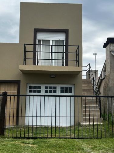 Casa con balcón y valla en Departamento en Claromeco, en Balneario Claromecó