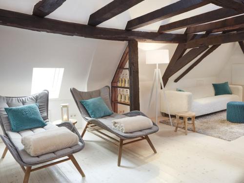 un soggiorno con due sedie e un divano di Holiday home in Bullay with sauna a Bullay