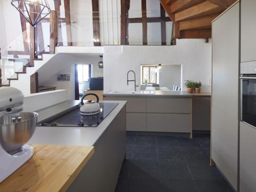 una cucina con lavello e fornello forno superiore di Holiday home in Bullay with sauna a Bullay