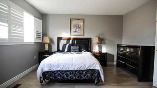 Ένα ή περισσότερα κρεβάτια σε δωμάτιο στο Spacious 5br Home W Parking In Mississauga